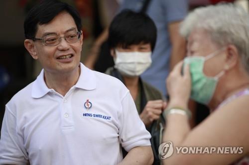 지난해 7월 싱가포르 총선 유세하는 헹스위킷 부총리(왼쪽)