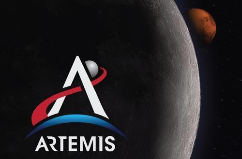 달과 화성을 배경으로 한 아르테미스 프로그램 로고 