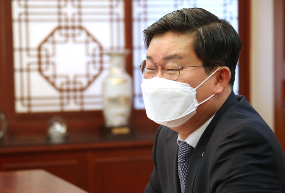 연합뉴스와 인터뷰하는 전해철 행정안전부 장관