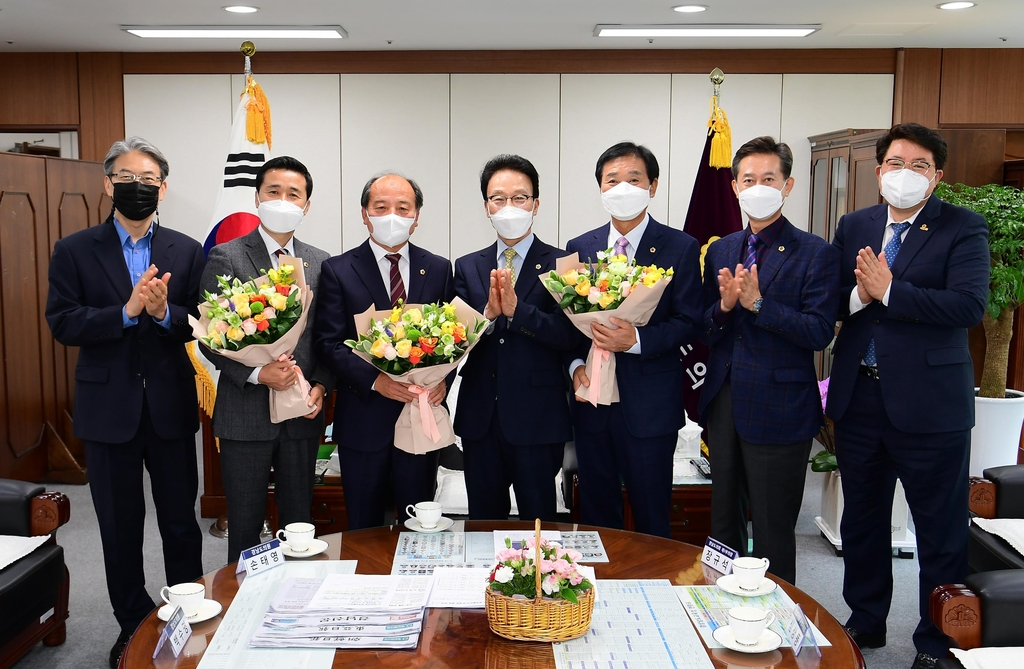 김하용 경남도의회 의장(가운데), 재보선 당선 도의원 축하