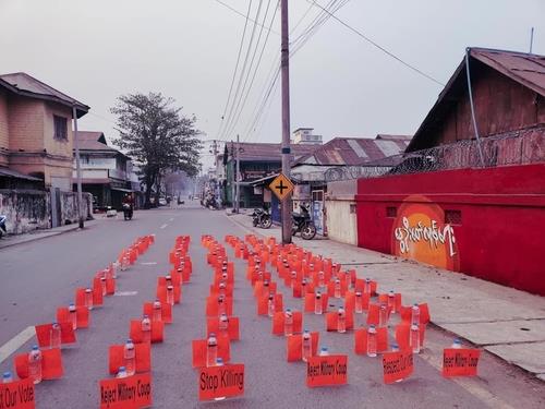 '버마의 봄 혁명' 그라피티와 빨간카드 무인 시위