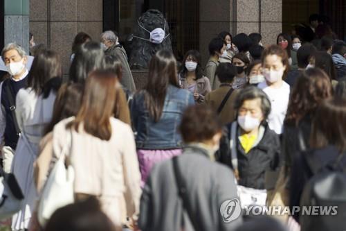 (도쿄 교도=연합뉴스) 15일 일본 도쿄도(東京都)에서 마스크를 쓴 행인들이 길을 건너고 있다.
