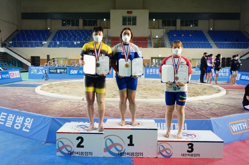 제51회 회장기 전국장사씨름대회 무궁화급 우승자 이다현(가운데)
