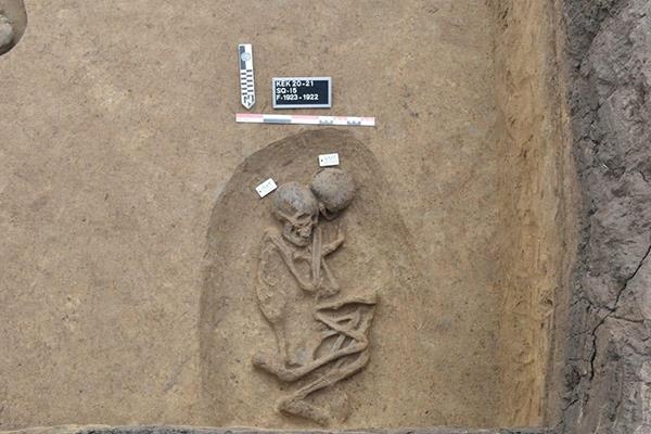 이집트에서 발굴된 매장 무덤과 유골