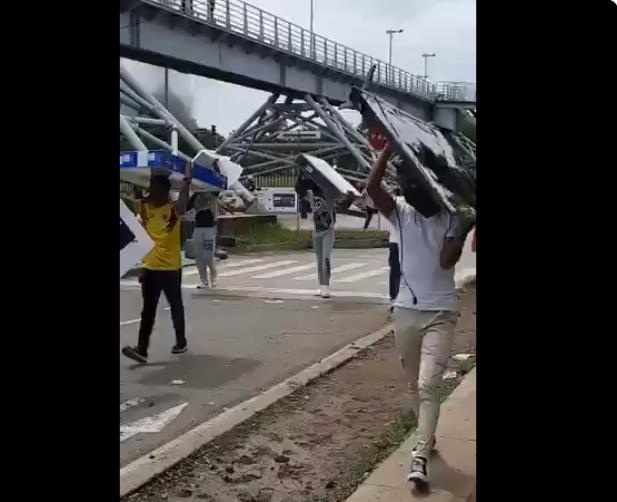 약탈범들이 훔친 TV를 도로 빼앗아 마트로 가져가는 콜롬비아 시위대