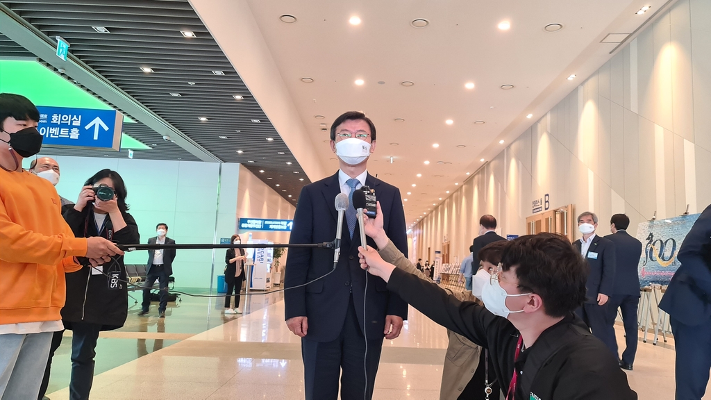 질문에 답하는 문성혁 해양수산부장관