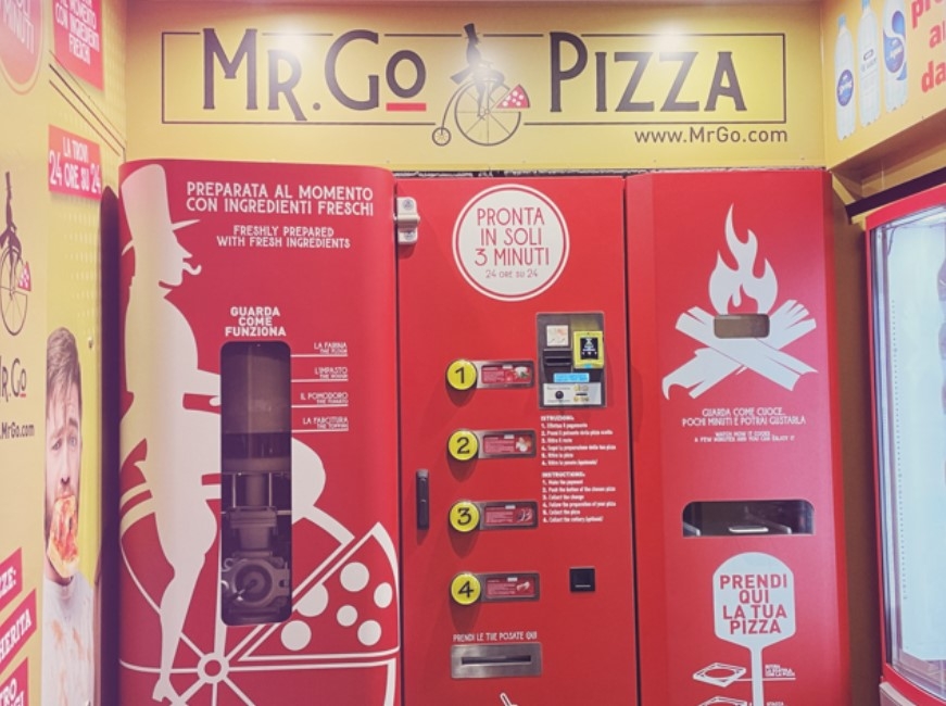 로마시내에 등장한 피자 자판기. ['미스터 고' 페이스북 갈무리. DB 저장 및 재배포 금지]