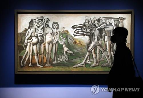 (서울=연합뉴스) 한상균 기자 = 30일 예술의전당 한가람미술관에서 '피카소 탄생 140주년 특별전' 미디어 행사를 하고 있다. 사진 속 작품은 '한국에서의 학살'. 전시는 다음 달 1일부터 8월 29일까지. 'Into the Myth'라는 제목으로 열리는 전시로 프랑스 파리 국립피카소미술관 소장 작품 110여 점을 소개한다. 2021.4.30