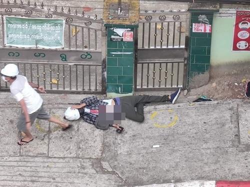 양곤 시위 도중 군경의 총격에 맞은 니 니 아웅 뗏 나잉이 바닥에 쓰러져있는 모습. 그는 이후 인근 병원으로 옮겨졌지만 숨졌다. 2021.2.28[트위터 캡처. 재판매 및 DB 금지]