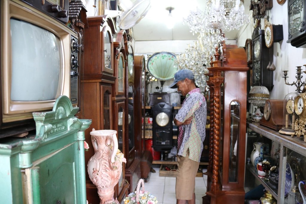 아앙(62)씨의 골동품점에 들어찬 축음기, 시계, TV, 라디오