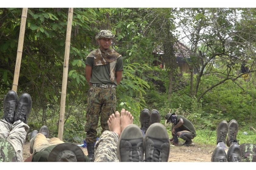 반(反)군부 훈련병 교관이 된 헤인 또 우 미얀마군 소령(서있는 이)