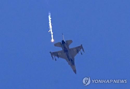 가자지구 공습하는 이스라엘의 F-16 전투기