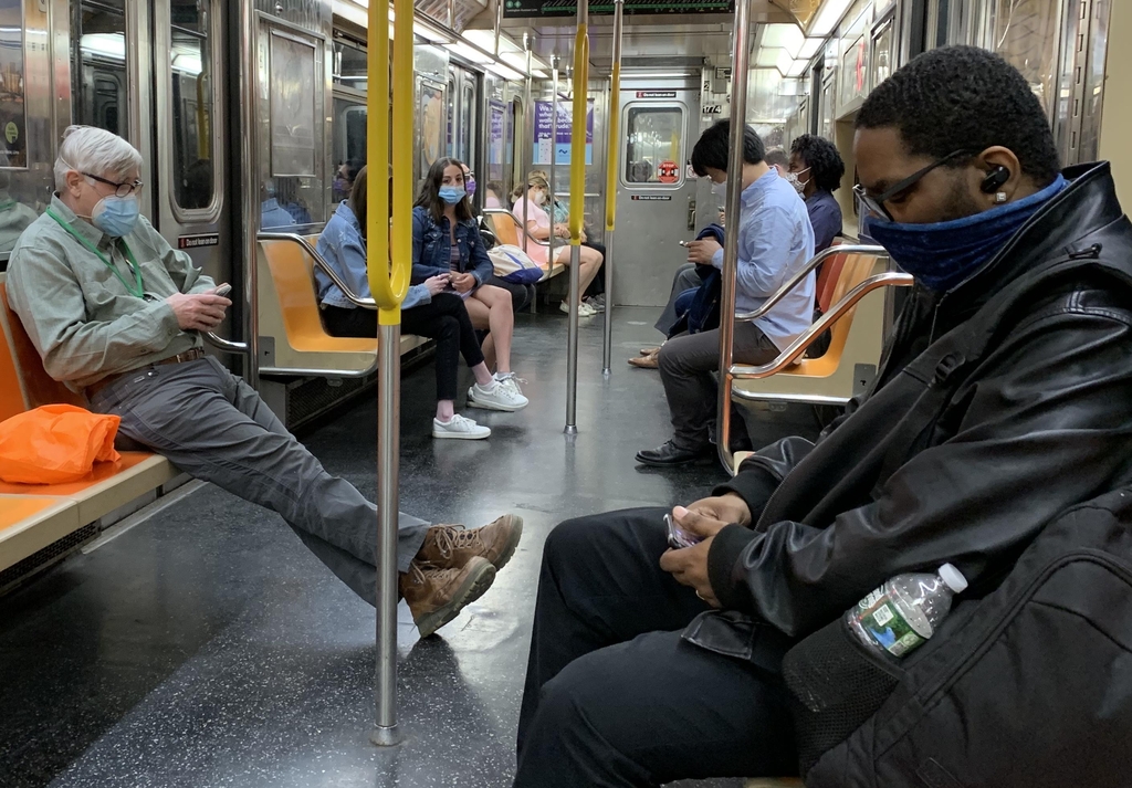마스크를 모두 착용한 뉴욕 지하철 6호선 승객들