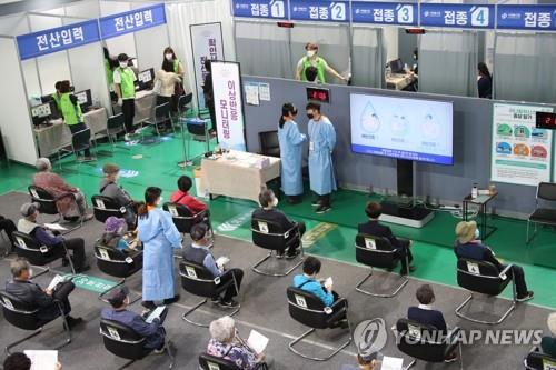14일 서울 서대문구 예방접종센터에서 이상반응 모니터링을 위해 대기하는 시민들
