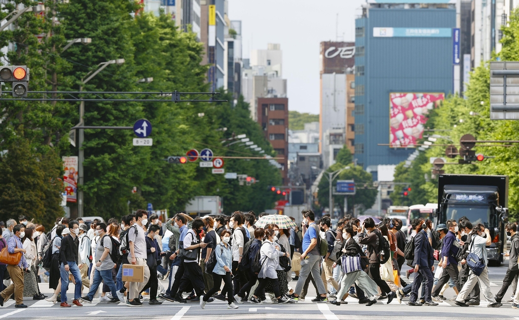 (도쿄 교도=연합뉴스) 주말인 15일 오후 도쿄 아키하바라(秋葉原) 거리의 한 횡단보도를 마스크 쓴 행인들이 건너고 있다. 