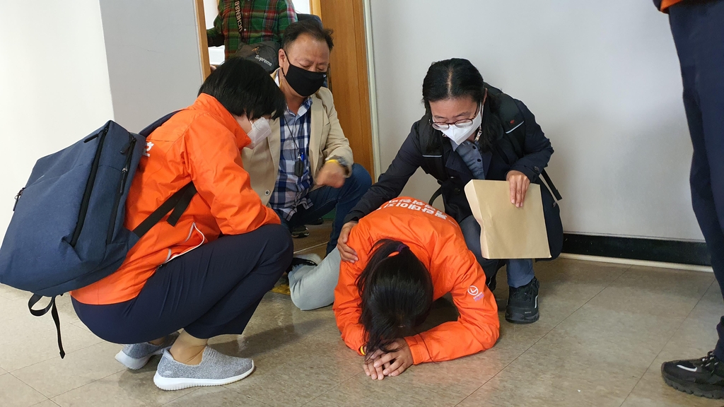 판결 뒤 피해자 가족 오열