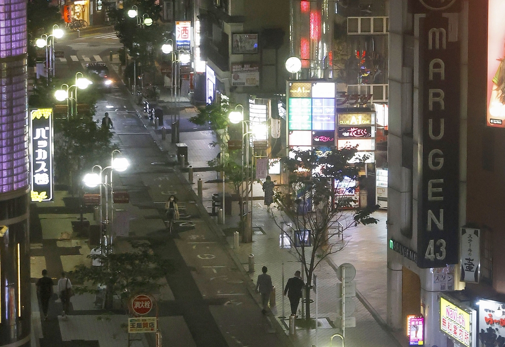 (후쿠오카 교도=연합뉴스) 일본 정부가 전국 9개 지역의 코로나19 긴급사태 적용 시한을 이달 말에서 내달 20일까지 연장키로 결정한 28일 저녁, 연장 대상에 포함된 후쿠오카현 나카스(中洲) 거리가 한산한 모습을 보이고 있다.