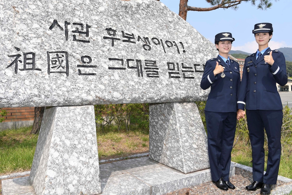나란히 소위 계급장 단 자매