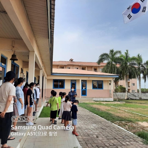 아프리카 가나 한글학교의 태극기 아래 토요 조회
