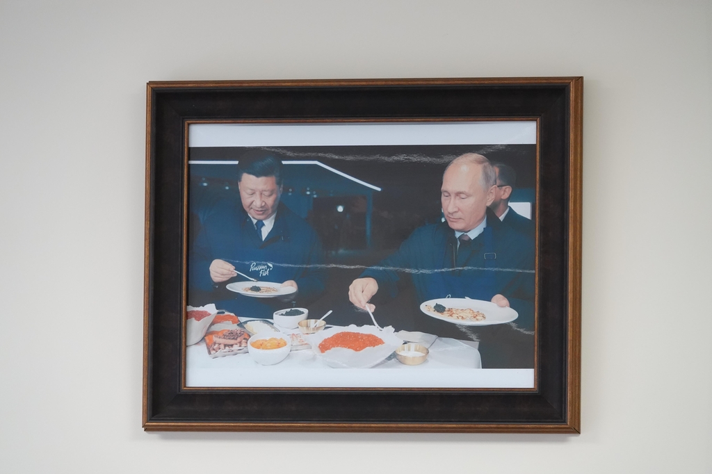 블라디미르 푸틴 러시아 대통령과 시진핑 중국 국가 주석이 함께 식사하는 장면.