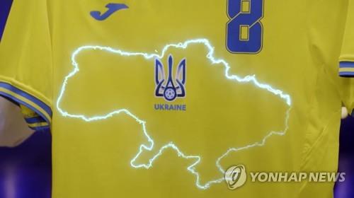 크림반도(오른쪽 아래에 튀어나온 마름모 모양 반도)가 자국 지도에 포함된 우크라이나 축구 대표팀의 유로 2020 유니폼 [AP=연합뉴스 자료사진]