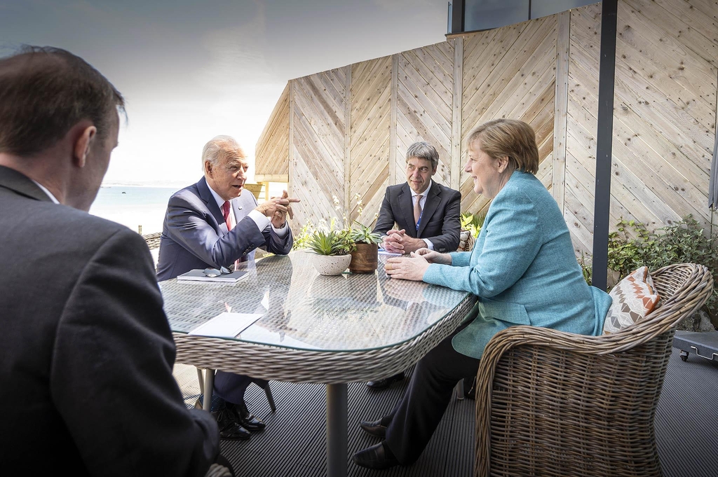 대화 나누는 앙겔라 메르켈 독일 총리(오른쪽)와 조 바이든 미국 대통령[독일 정부 제공=연합뉴스]