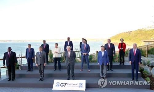 문 대통령, G7 정상과 기념촬영