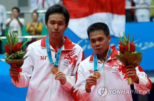2010년 광저우 아시안게임에서 금메달을 목에 건 키도(오른쪽)