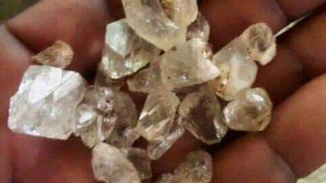 레이디스미스의 채굴자들이 다이아몬드라고 믿는 광물들