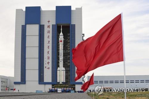 지난 9일 중국 간쑤성 주취안(酒泉) 위성발사센터에 서있는 선저우(神舟) 12호 유인우주선과 운반로켓 [AP=연합뉴스 자료사진]