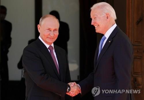 악수하는 바이든(우) 미국 대통령과 푸틴 러시아 대통령