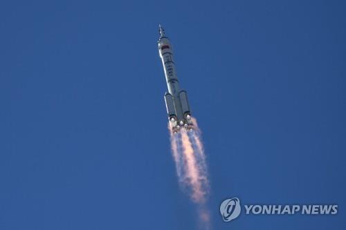 창정(長征)-2F 야오(遼)-12 로켓에 실려 발사된 유인우주선 선저우(神舟) 12호 [AFP=연합뉴스]