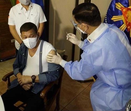 중국산 코로나 백신을 맞고 있는 로드리고 두테르테 필리핀 대통령
