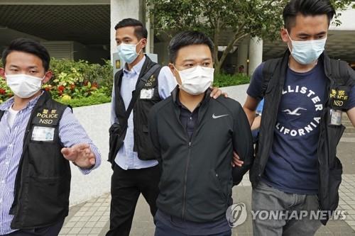 (홍콩 AP=연합뉴스) 홍콩의 대표적 반중매체인 빈과일보의 라이언 로(오른쪽에서 두 번째) 편집장이 17일 자택에서 경찰에 체포돼 연행되고 있다.