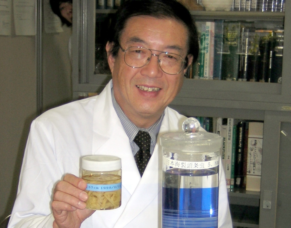 2004년 자신의 몸에 있던 기생충 표본을 들어보이는 후지타 명예교수