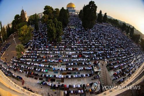이슬람 3대 성지인 예루살렘 알아크사 모스크 경내 바위사원에 모인 기도 인파