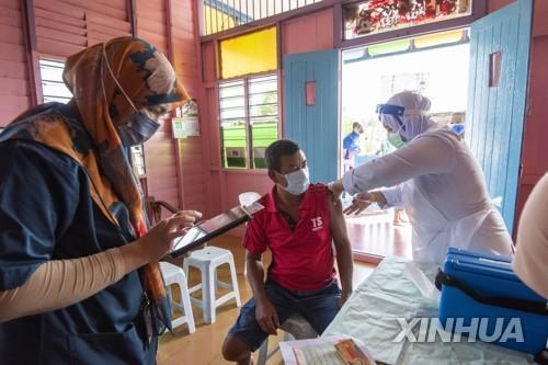 코로나19 백신 접종하는 말레이시아 의료진