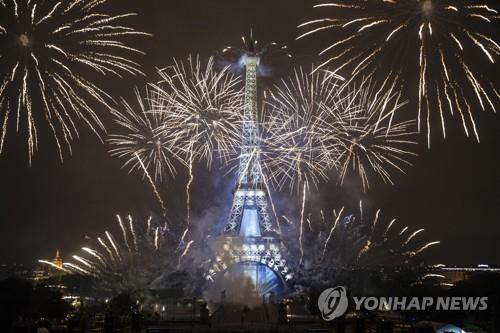 파리 에펠탑 상공 수놓는 프랑스 혁명기념일 불꽃