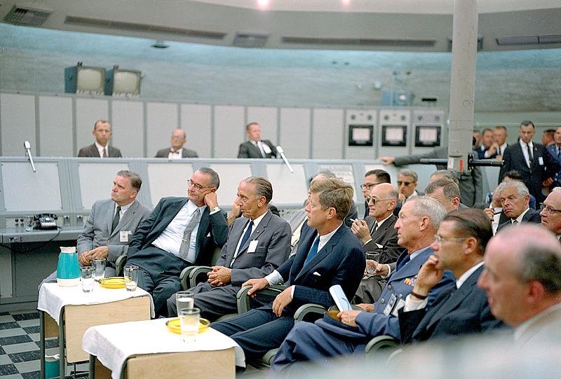1962년 9월 제34발사장을 방문한 대통령 일행과 브리핑을 받는 웹 국장(오른쪽) 