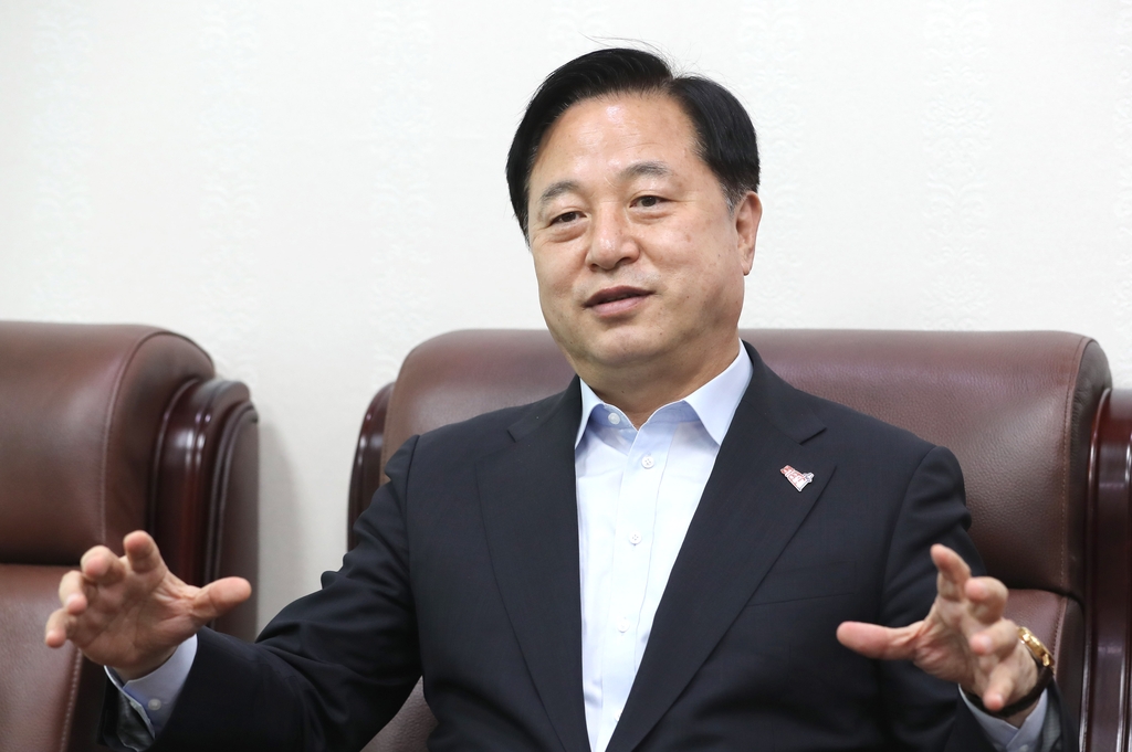 연합뉴스와 인터뷰하는 김두관 의원