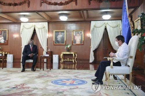 두테르테 필리핀 대통령과 회담하는 오스틴 미 국방장관