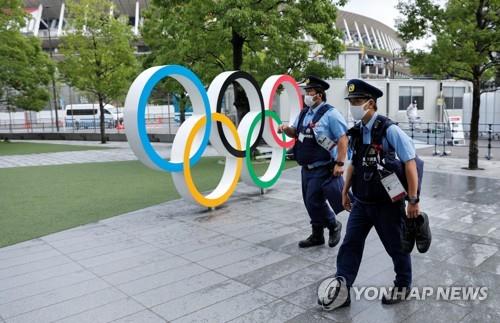 (도쿄 로이터=연합뉴스) 도쿄올림픽이 개최 중인 가운데 27일 일본 도쿄도(東京都) 소재 국립경기장 인근에서 경찰관이 이동하고 있다. 