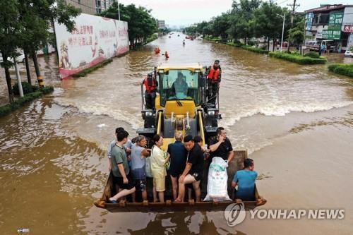 지난 7월 23일 중국 허난성에서 중장비를 동원해 주민들을 대피시키는 장면[AFP=연합뉴스] 
