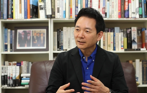 연합뉴스와 인터뷰하는 장성민 전 의원