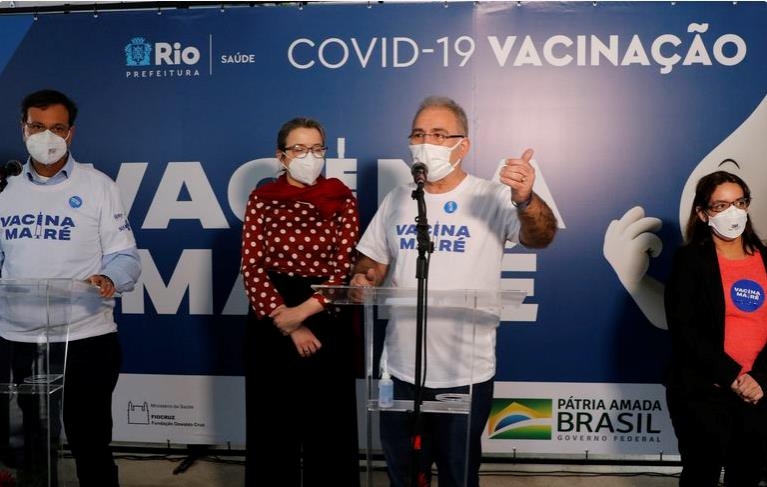코로나19 백신 접종 캠페인 나선 브라질 보건부 장관