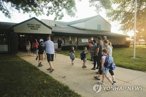 8월 30일(현지시간) 개학한 미 미시간주의 스쿨크래프트 초등학교에 학생과 학부모들이 등교하고 있다. [AFP=연합뉴스]