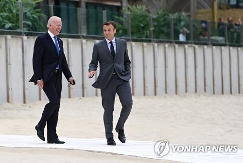 G7 정상회의에서 만난 바이든 미 대통령과 마크롱 프랑스 대통령