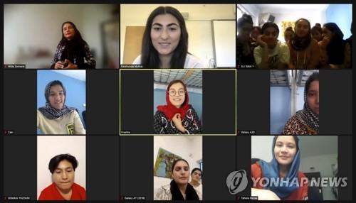 포르투갈에 망명한 아프간 여자 청소년 축구팀 선수들의 화상 인터뷰