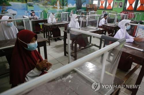 인도네시아 대면 수업 재개했더니…1천개교 이상 집단감염