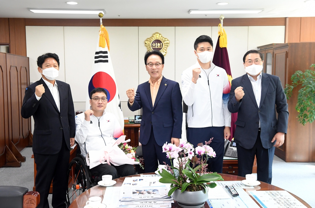 도쿄패럴림픽선수단 격려하는 김하용 의장(가운데)